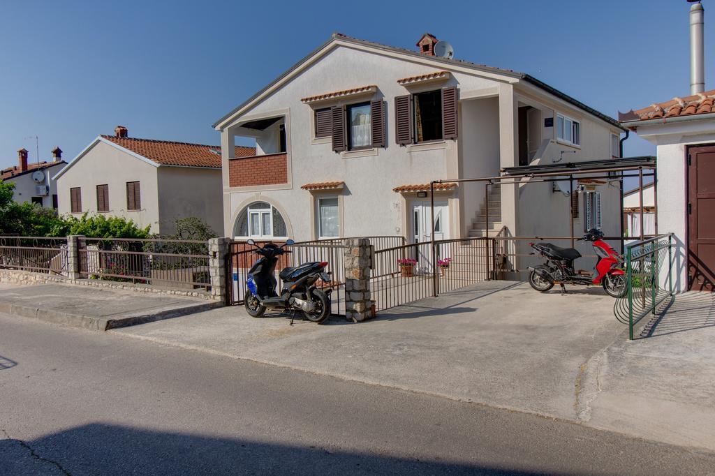 Apartment Nikolina Mali Losinj Exterior photo