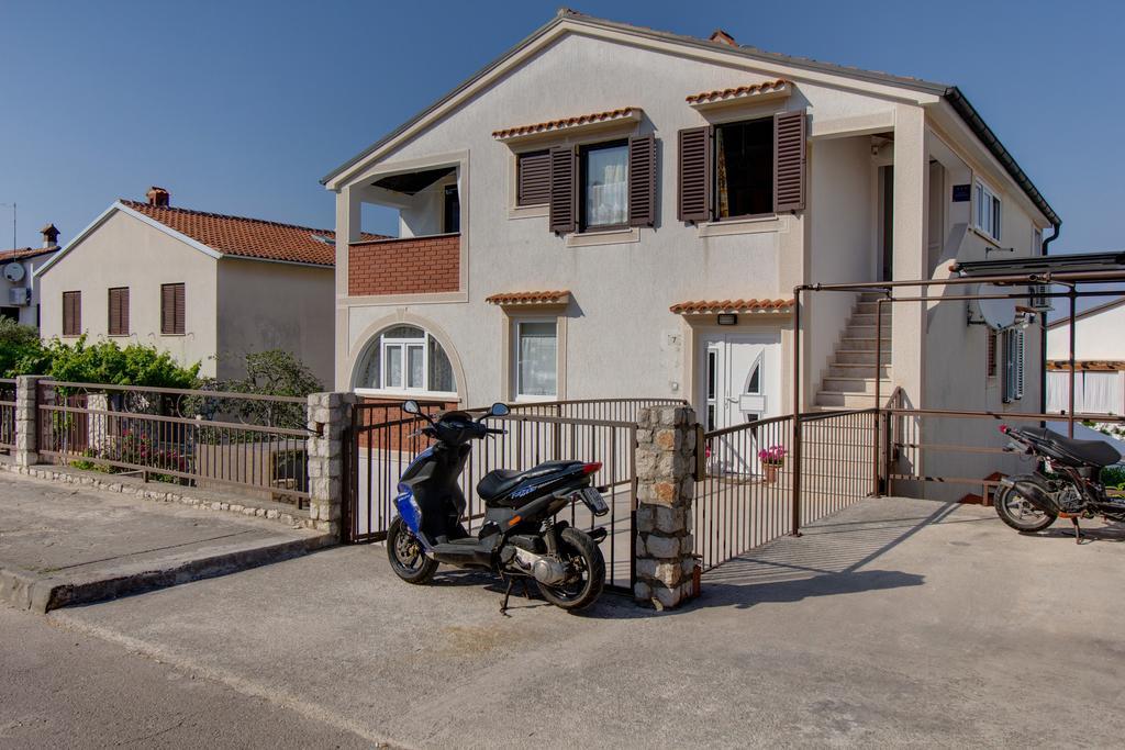 Apartment Nikolina Mali Losinj Exterior photo